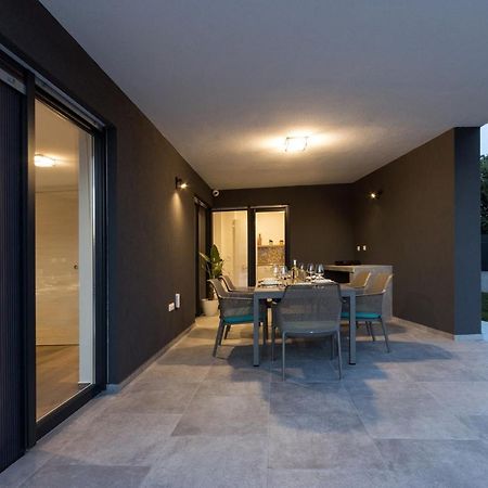 Modern 3-Bedroom Villa With A Private Pool プーラ エクステリア 写真