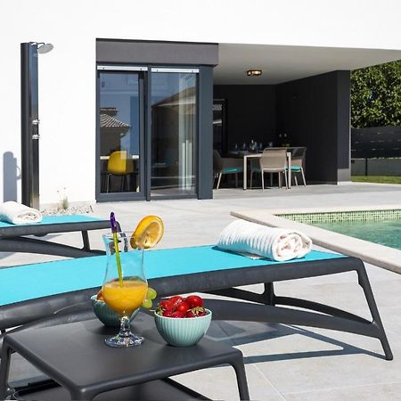 Modern 3-Bedroom Villa With A Private Pool プーラ エクステリア 写真