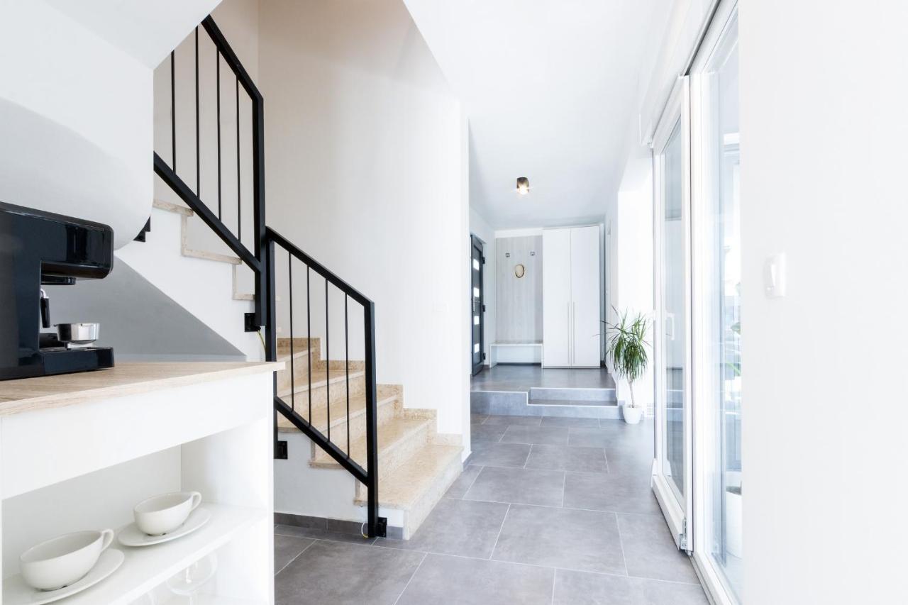 Modern 3-Bedroom Villa With A Private Pool プーラ エクステリア 写真