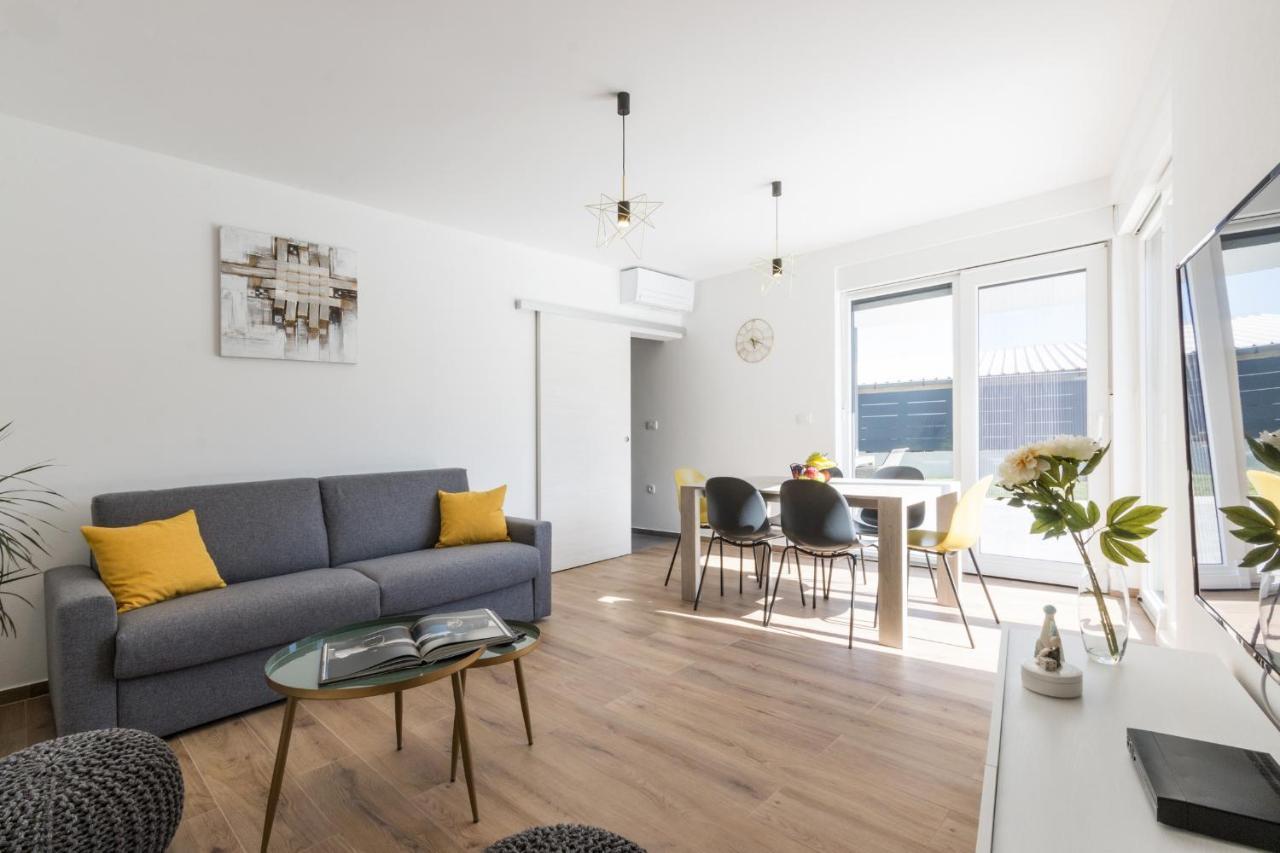 Modern 3-Bedroom Villa With A Private Pool プーラ エクステリア 写真