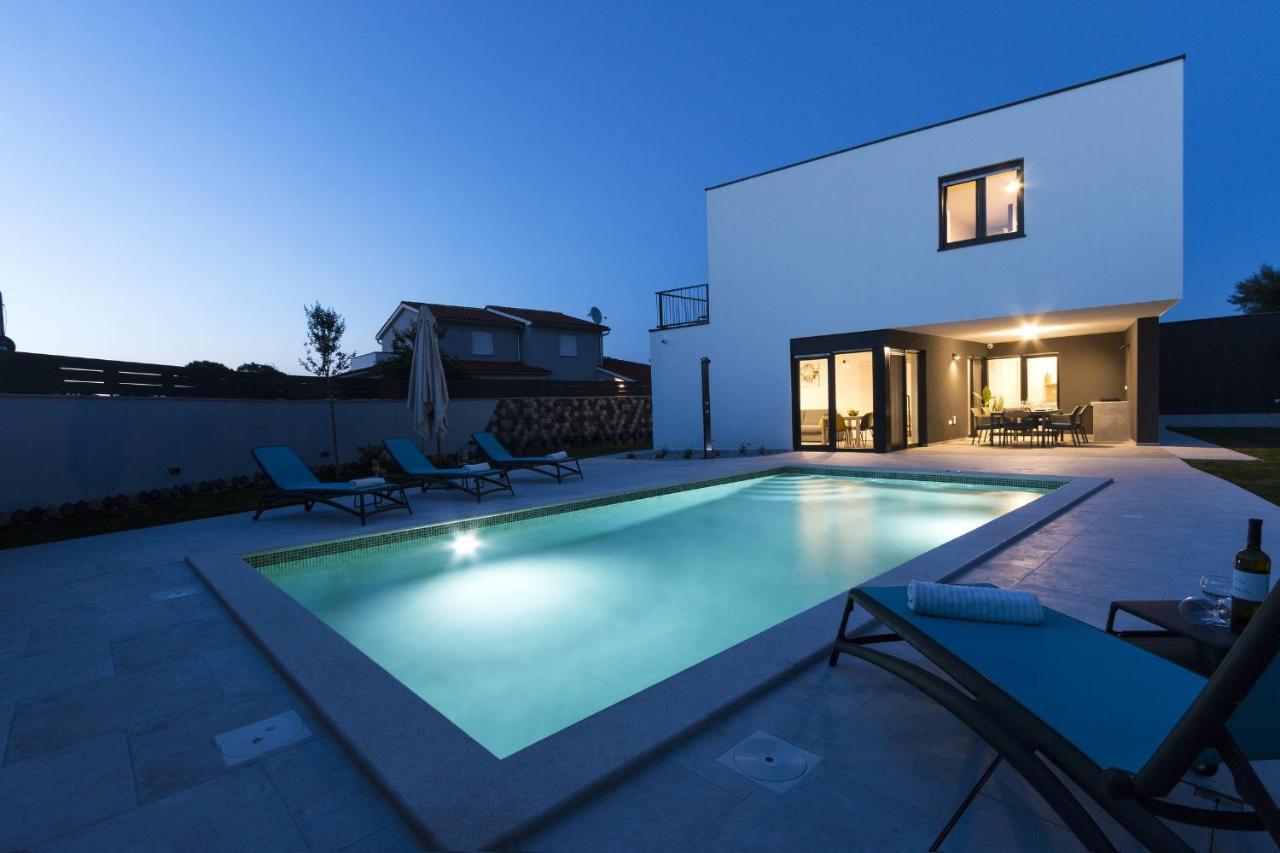 Modern 3-Bedroom Villa With A Private Pool プーラ エクステリア 写真