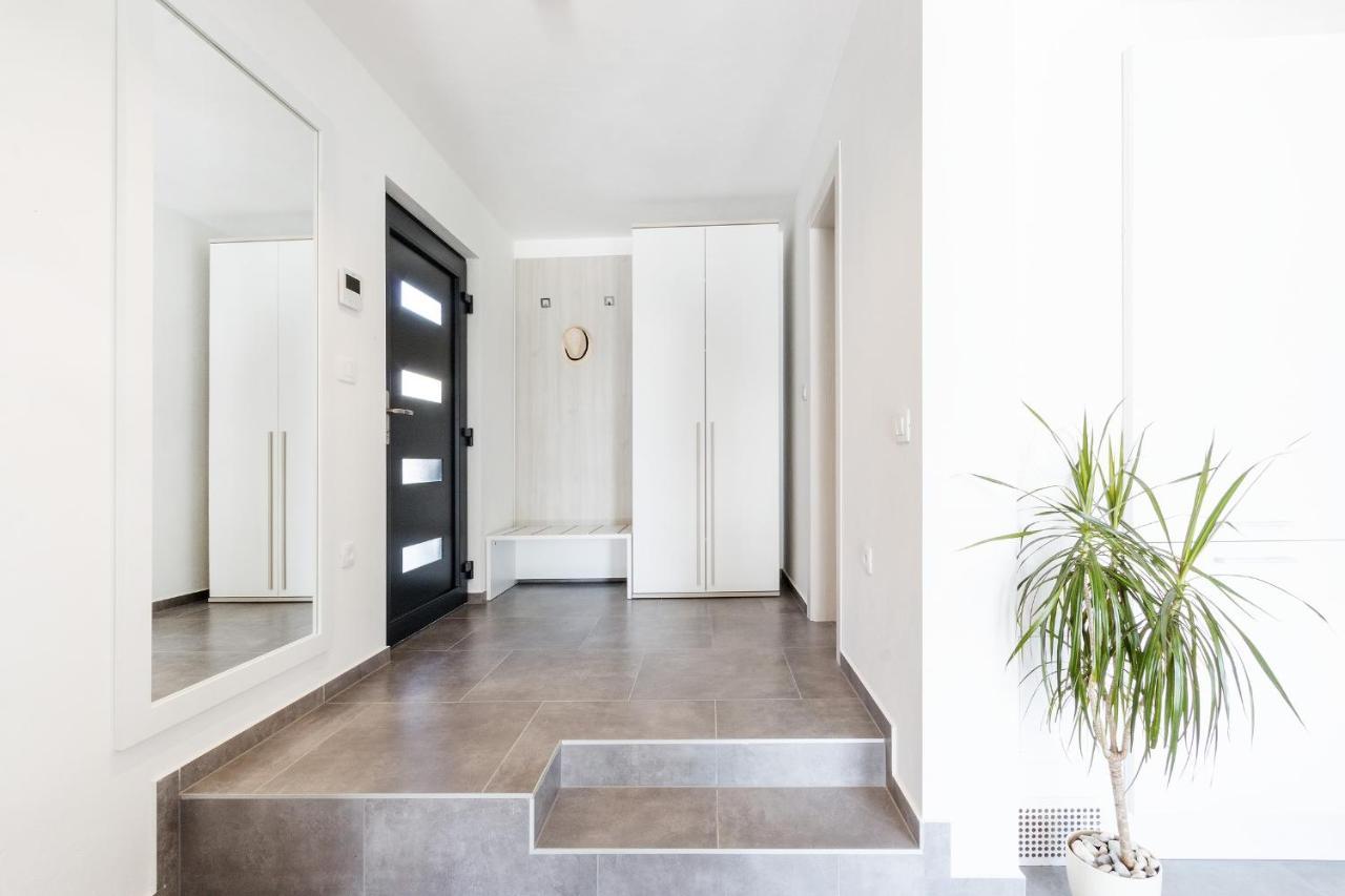 Modern 3-Bedroom Villa With A Private Pool プーラ エクステリア 写真
