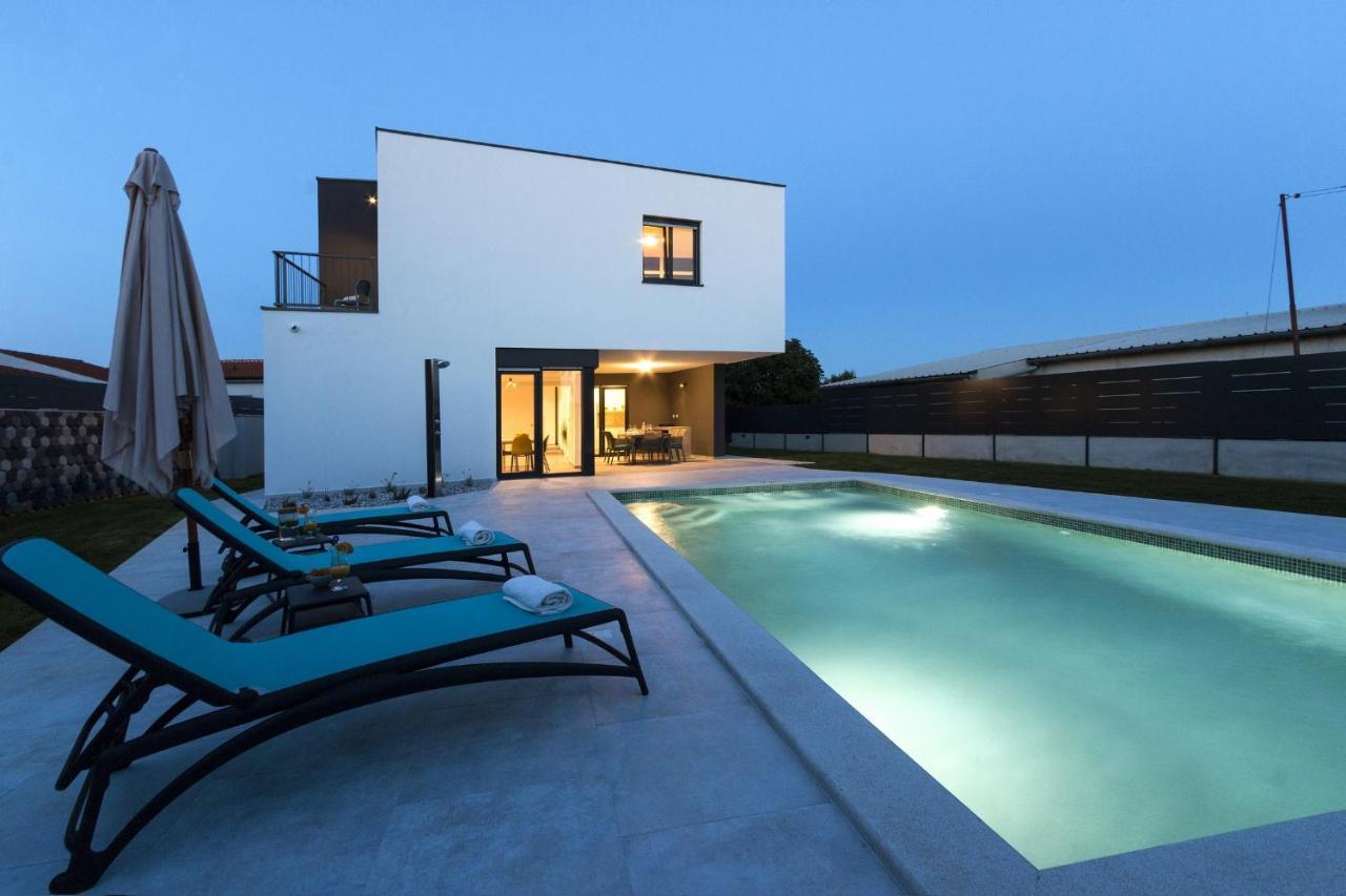 Modern 3-Bedroom Villa With A Private Pool プーラ エクステリア 写真