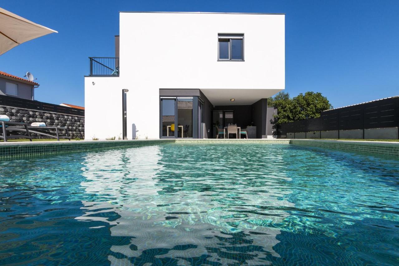 Modern 3-Bedroom Villa With A Private Pool プーラ エクステリア 写真