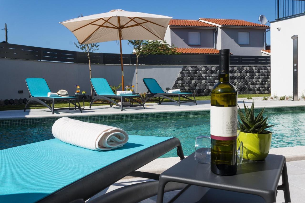 Modern 3-Bedroom Villa With A Private Pool プーラ エクステリア 写真