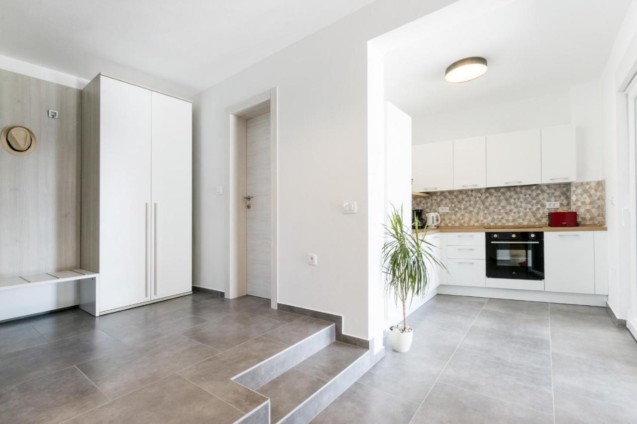 Modern 3-Bedroom Villa With A Private Pool プーラ エクステリア 写真