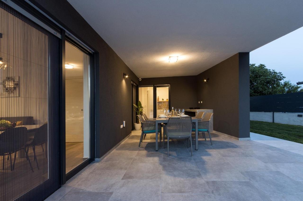 Modern 3-Bedroom Villa With A Private Pool プーラ エクステリア 写真