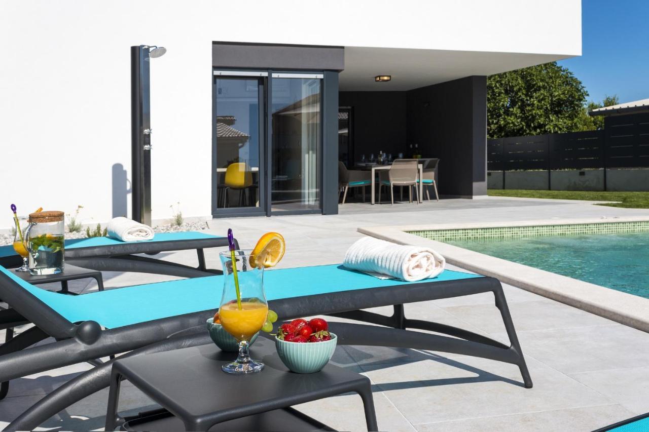 Modern 3-Bedroom Villa With A Private Pool プーラ エクステリア 写真